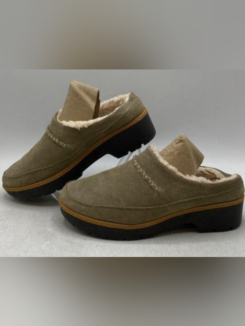 UGG Women's Lynwood Clog Slip-On Mule - Olive Size 8 Used Exc - Picture 3 of 9